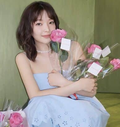 田中芽衣が花を抱える画像